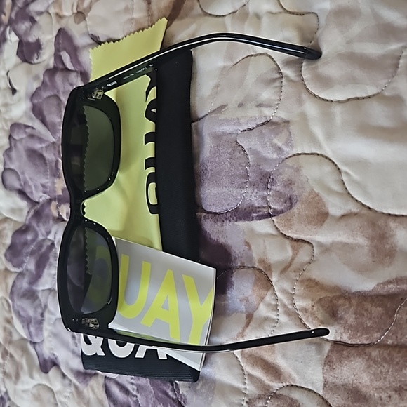 NWT Quay Australia Sunglasses Vibe Check Black Frame Black Polarized Lens - Picture 11 of 11